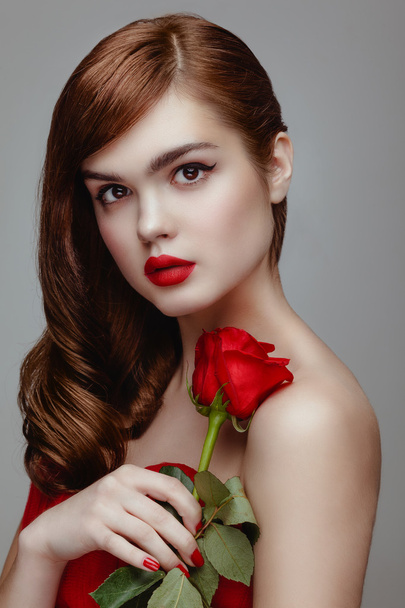 model posing with rose - Zdjęcie, obraz
