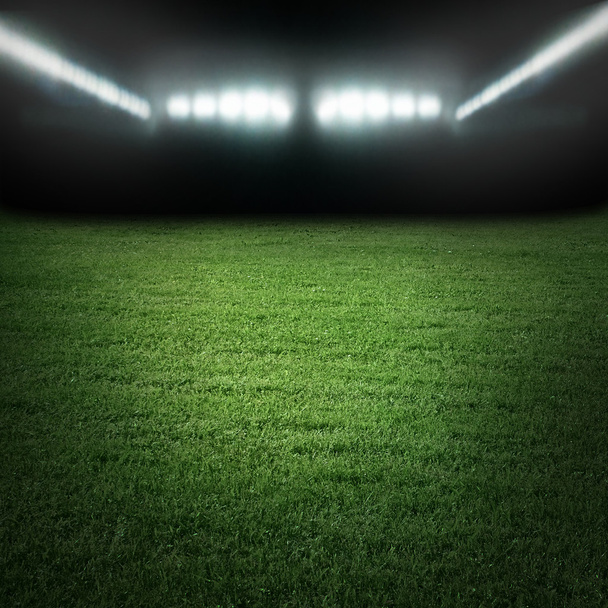 スポット ライトの光の中のスポーツ スタジアム - 写真・画像