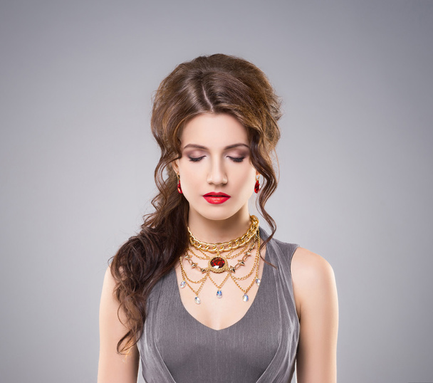 Beautiful brunette with red lipstick and luxury golden necklace - Foto, afbeelding