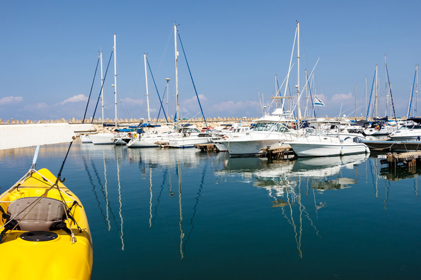 Barcos reflejados en el agua. Herzliya Marina. Israel
 - Foto, imagen
