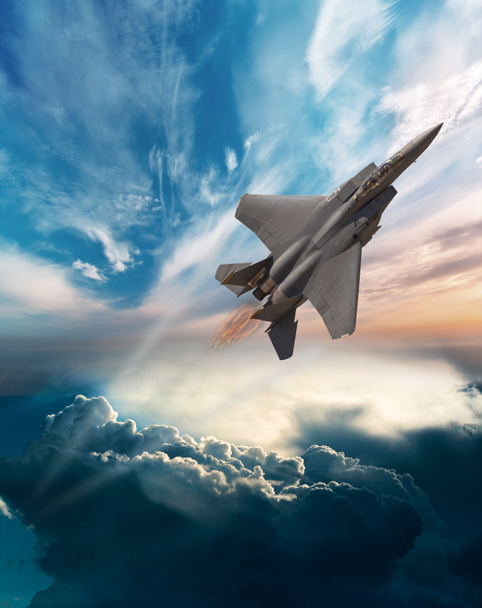 F-15 Kotka lentää pilvien läpi
 - Valokuva, kuva