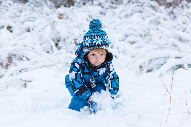 Onnellinen lapsi hauskaa lunta talvella
 - Valokuva, kuva