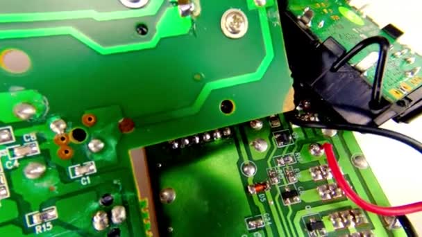 Yeşil devre kartı - Mikroelektronik bileşenleri - Video, Çekim