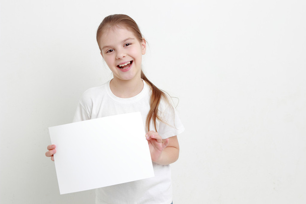 niña sosteniendo vacío blanco en blanco
 - Foto, Imagen