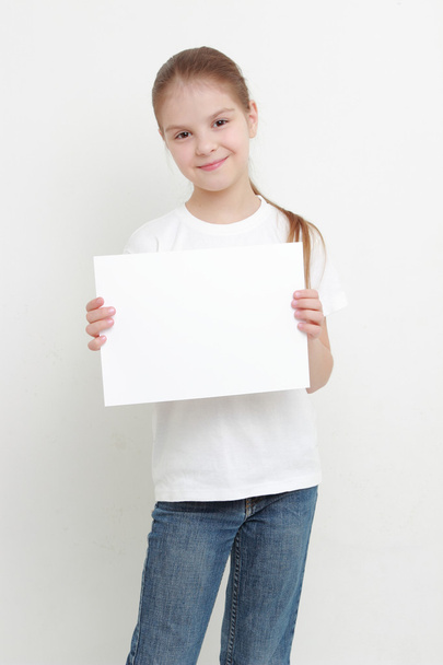 little girl holding empty white blank - Foto, imagen