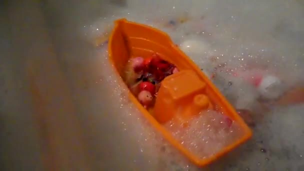 child playing in the bath with foam - Footage, Video