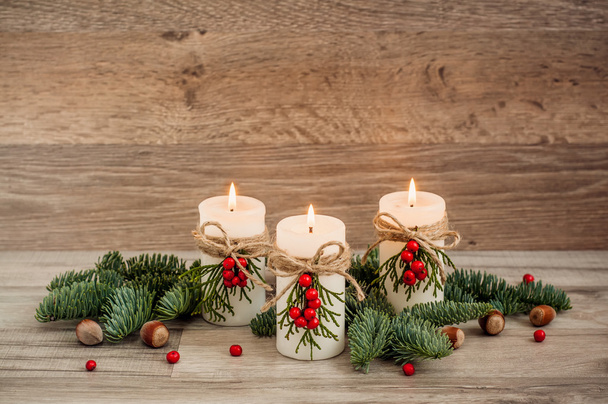 Weihnachtsdeko Kerzen mit Tanne - Foto, Bild