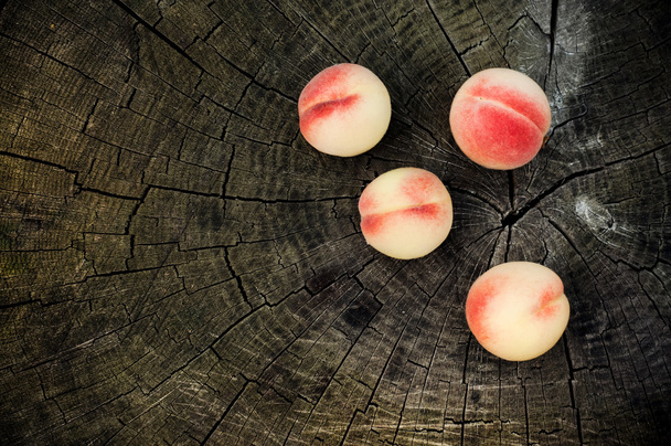 Персики на темному старовинному дерев'яному тлі. Вид зверху
 - Фото, зображення
