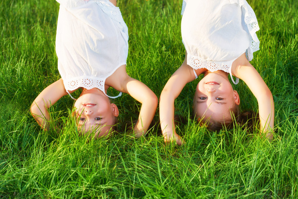 enfants heureux jumeaux soeur à l'envers en été
 - Photo, image