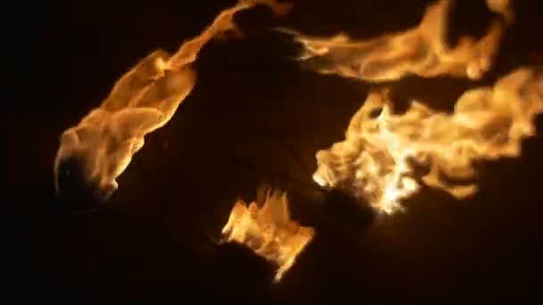 Mannelijke handen zetten een brand uit op een grond brand fakkels zijn branden Slow Motion oranje vuur brandt in een nacht van duisternis brand tongen Outdoors - Video