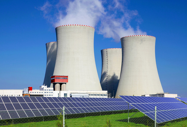 Central nuclear Temelin con paneles solares en República Checa Europa
 - Foto, imagen