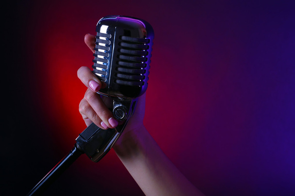 ruka držící retro mikrofon - Fotografie, Obrázek