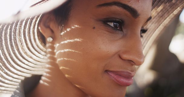 De cerca plano retroiluminado de hermosa mujer afroamericana wearin
 - Foto, Imagen