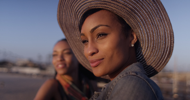 Mustat naiset parhaat ystävät katselee merelle seistessä o
 - Valokuva, kuva