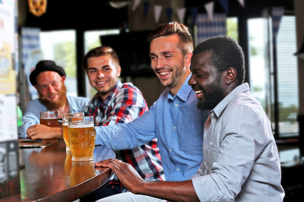 men drinking beer - Foto, Imagem