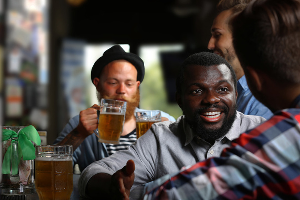 men drinking beer - Фото, зображення