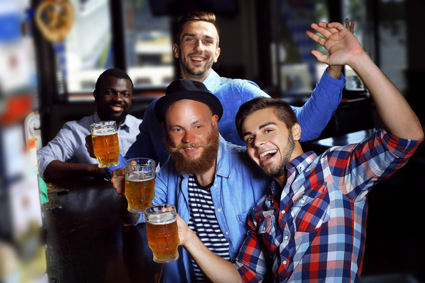 men drinking beer - Foto, afbeelding