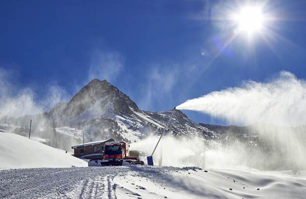 Peluquero de nieve rojo en la montaña
 - Foto, Imagen