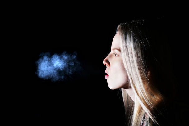 Женщина курит сигарету - Фото, изображение