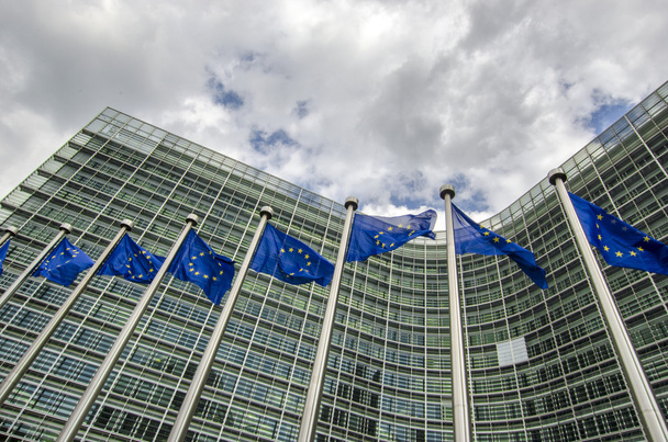 Bandeiras da UE em frente à Comissão Europeia em Bruxelas
 - Foto, Imagem