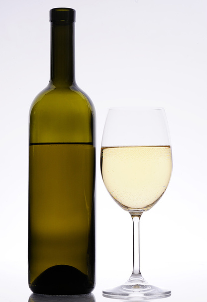 white wine bottle and glass - Foto, afbeelding