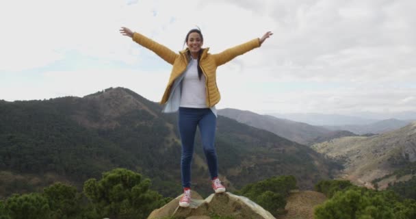Vrouwelijke wandelaar verheugt in de bergen - Video
