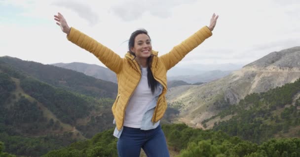 Kobieta Hiker radowanie się w górach - Materiał filmowy, wideo