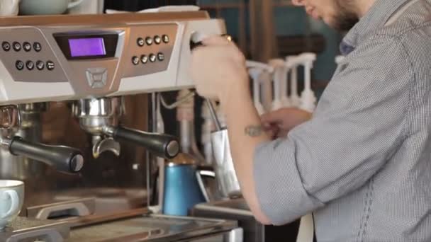 Przygotowanie filiżanki kawy z maszyny - Materiał filmowy, wideo
