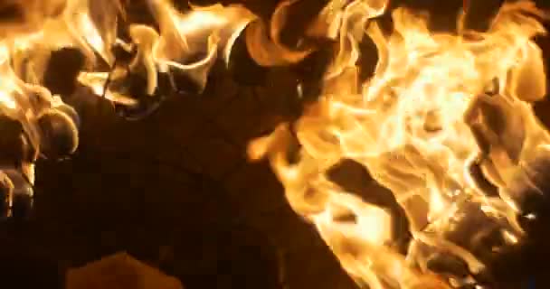 Paar brand fakkels op metalen draden branden Slow Motion handen komen de fakkel en nemen weg oranje vuur brandt in een nacht van duisternis Outdoors - Video