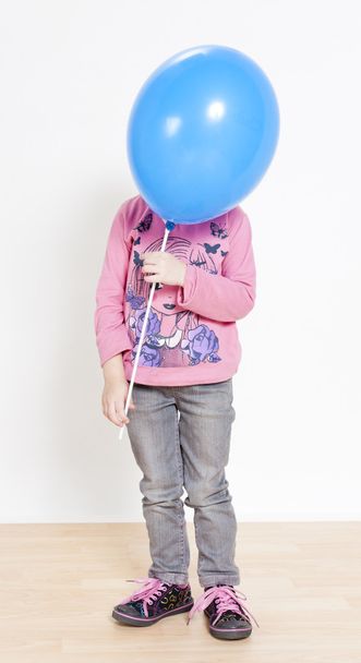 Holčička držící balónek - Fotografie, Obrázek
