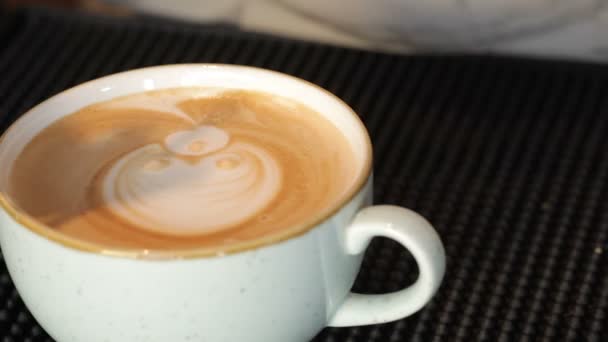 Barista latte τέχνη της σχεδίασης δείχνει - Πλάνα, βίντεο
