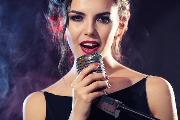 beautiful woman singing - Foto, Bild