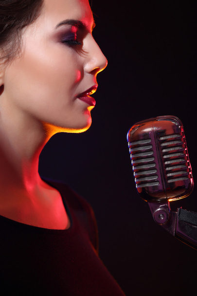 Young singing woman  - Foto, afbeelding