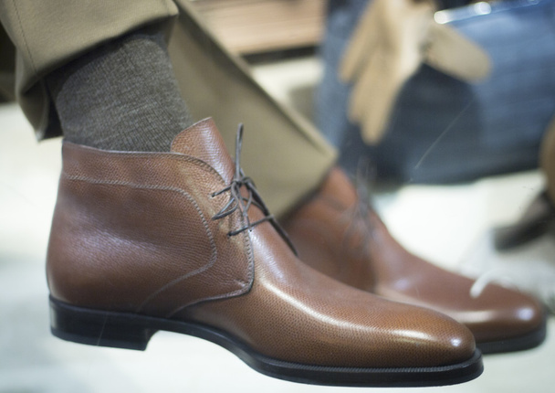 Zapatería zapatos para hombre en exhibición
 - Foto, imagen