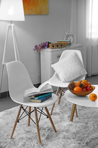 Beyaz mobilya ve zemin lamba bej duvarın üzerinden oda tasarımı - Fotoğraf, Görsel