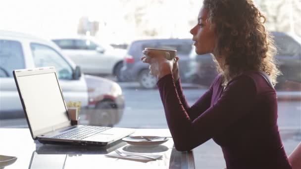 Linda chica bebiendo café en un café en la ciudad
 - Metraje, vídeo