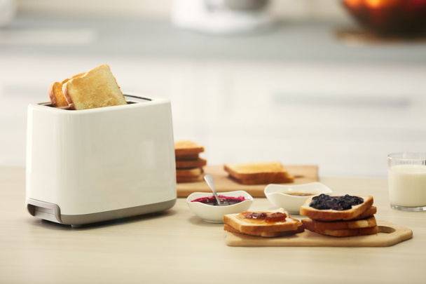 Toaster with dishes and sandwiches - Valokuva, kuva