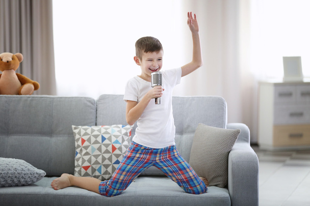 Little boy singing with microphone - 写真・画像