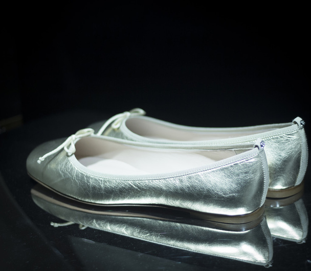 Zapatería mujer zapatos en exhibición
 - Foto, Imagen