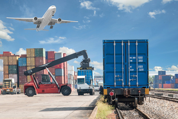 Gabelstaplerumschlag Containerverladung auf Güterzug - Foto, Bild