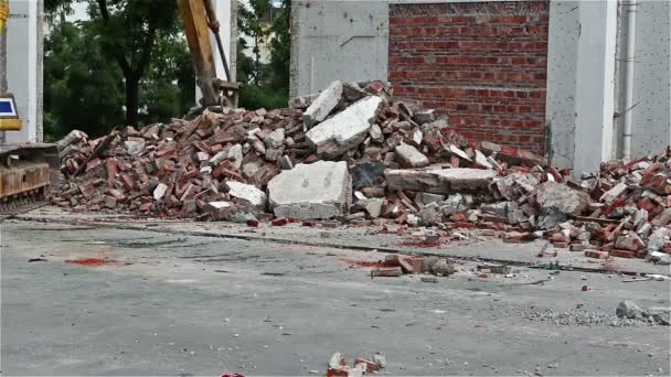 excavator demolishing concrete and brick rubble debris - Footage, Video