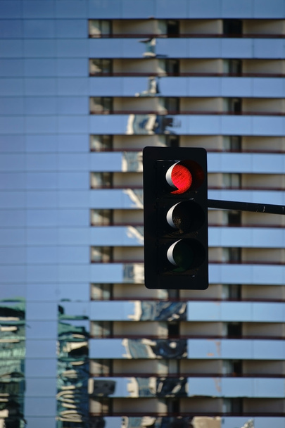 Светофор перед современным небоскребом
 - Фото, изображение
