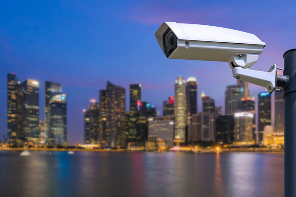 Одномісний камери відеоспостереження безпеки на Blurred ніч центром міста - Фото, зображення