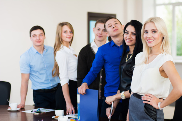 Команда молодих успішних бізнесменів в офісі
 - Фото, зображення
