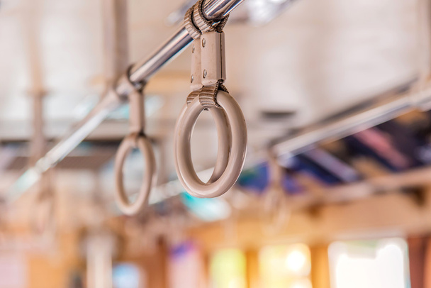 Úchyty na strop pro stojící cestující uvnitř autobusu - Fotografie, Obrázek