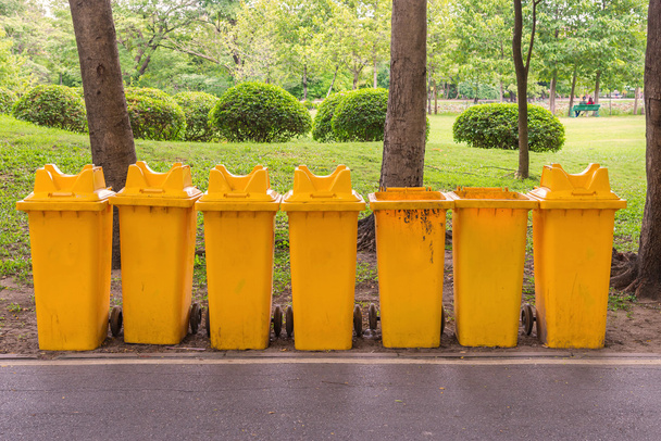 мусорные баки в парке рядом с дорожкой
 - Фото, изображение