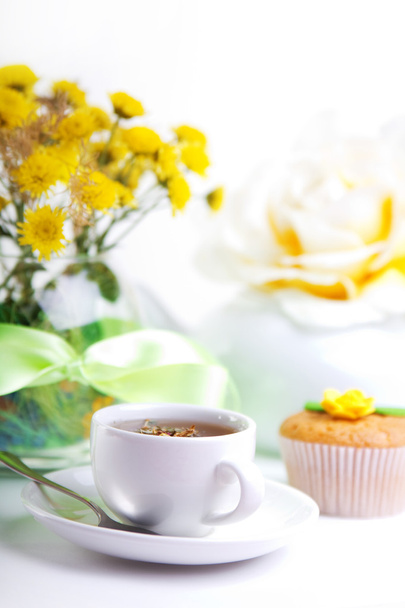 Colazione con tè, torta e fiori gialli
 - Foto, immagini