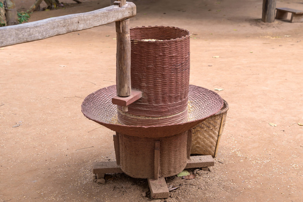 Tradicional de la fresadora de arroz de madera en Tailandia
 - Foto, Imagen