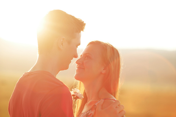 silhouette d'un couple amoureux au coucher du soleil
 - Photo, image