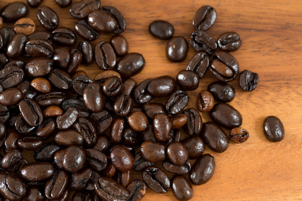 kávová zrna na dřevěném stole - Fotografie, Obrázek